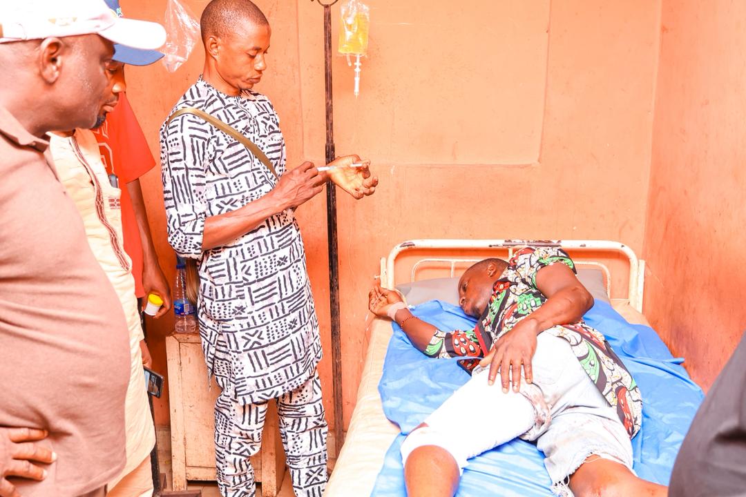 ismailj66's tweet photo. The comedians called Osun APC and their supporters have now turned full Nollywood actors. 

The attached pictures shows AMBO and his team on a condolence visit to victims of accident that occurred during the APC rally in Ede a few days ago.

All their terror acts has been exposed https://t.co/wxcADQY1Vl