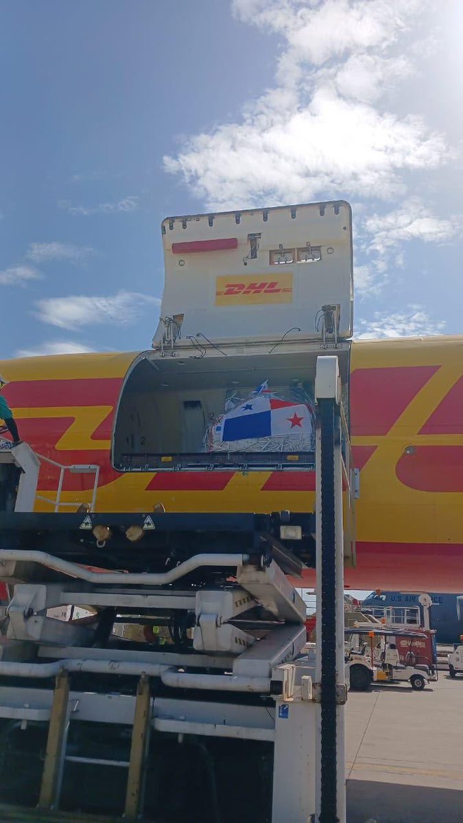 MundoConVzla's tweet photo. ATERRIZÓ AVIÓN DE DHL EN 📍LA GUAIRA. 

El avión con la ayuda humanitaria donado por @DHLAmericas con los insumos recolectado por los venezolanos y panameños ya se encuentra en La Guaira para ser distribuido con los afectados por esta tragedia. 

Estamos #TodosConVzla 🇻🇪🇵🇦 https://t.co/W4520jLphJ