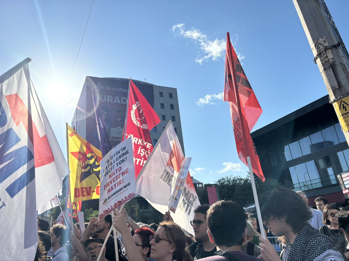 DevrimciParti_2's tweet photo. NATO’ya Hayır Koordinasyonu olarak, Trump Towers önünde emperyalist ve siyonist katliamların katillerinin Ankara’da yapacağı emperyalist savaş örgütü NATO toplantısına  karşı buluştuk.
Halklara yaşam yoksa 7-8 Temmuz’da size “huzur” olmayacak. 
Herkesi anti-emperyalist mücadeleyi büyütmeye çağırıyoruz!
#NatoyaHayır