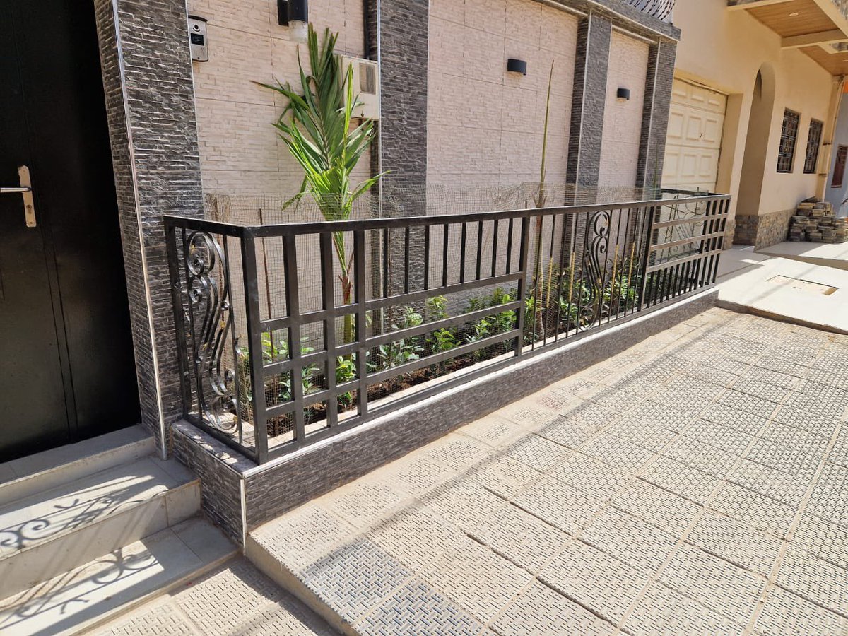 BusinessGalsen's tweet photo. MAISON À VENDRE – ALMADIES 2 

Saisissez cette belle opportunité d'acquérir une maison idéalement située à Almadies 2, à quelques mètres du rond-point Sedima et de la sortie n°9 de l'autoroute à péage.

Caractéristiques :

- Superficie : 190 m²
- Titre foncier : Bail
- 3 chambres avec toilettes intérieures
- Grand salon
- Cuisine à l'étage
- Toilettes visiteurs
- Buanderie
- Cour avant et cour arrière

Prix : 90  millions FR CFA

CONTACTS :
galsenbusiness@yahoo.com 
galsenbusiness@outlook.com
Téléphone & whatsapp (+221)773052217

Lien whatsapp : https://t.co/2qlWaiDMgw