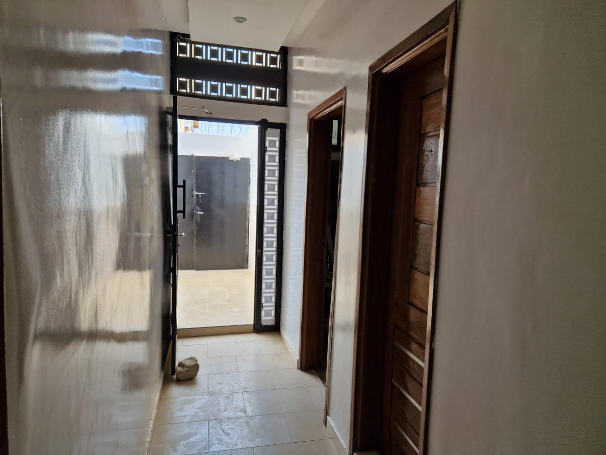 BusinessGalsen's tweet photo. MAISON À VENDRE – ALMADIES 2 

Saisissez cette belle opportunité d'acquérir une maison idéalement située à Almadies 2, à quelques mètres du rond-point Sedima et de la sortie n°9 de l'autoroute à péage.

Caractéristiques :

- Superficie : 190 m²
- Titre foncier : Bail
- 3 chambres avec toilettes intérieures
- Grand salon
- Cuisine à l'étage
- Toilettes visiteurs
- Buanderie
- Cour avant et cour arrière

Prix : 90  millions FR CFA

CONTACTS :
galsenbusiness@yahoo.com 
galsenbusiness@outlook.com
Téléphone & whatsapp (+221)773052217

Lien whatsapp : https://t.co/2qlWaiDMgw