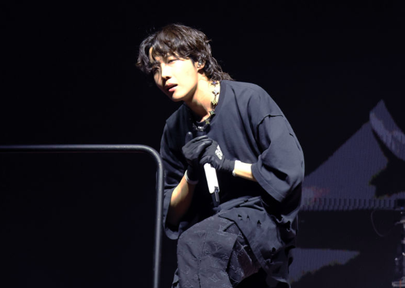 AboutMusicYT's tweet photo. 4 years ago today, BTS' J-Hope made history and performed at Lollapalooza. https://t.co/4wPzJkpDMe