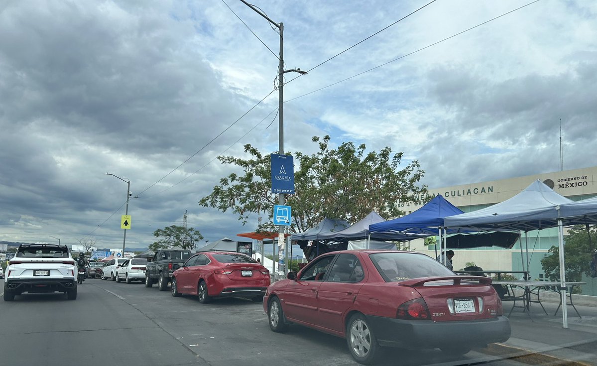 MauShmall's tweet photo. @SSPyTM_Culiacan REPORTE CIUDADANO🚨el área del hospital general es un caos. Autos bloqueando la parada del camión, el paso peatonal, la banqueta y la ciclovía . https://t.co/Qper0NWBYi