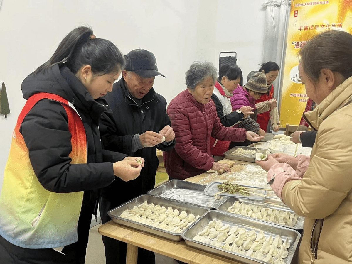 c8jmxz's tweet photo. Spent 4 hours at the community food bank today, packing meals for 120+ local seniors. Nothing beats the warm smiles when I handed them their care packs—small acts make big differences! https://t.co/qWBdPZjrBV