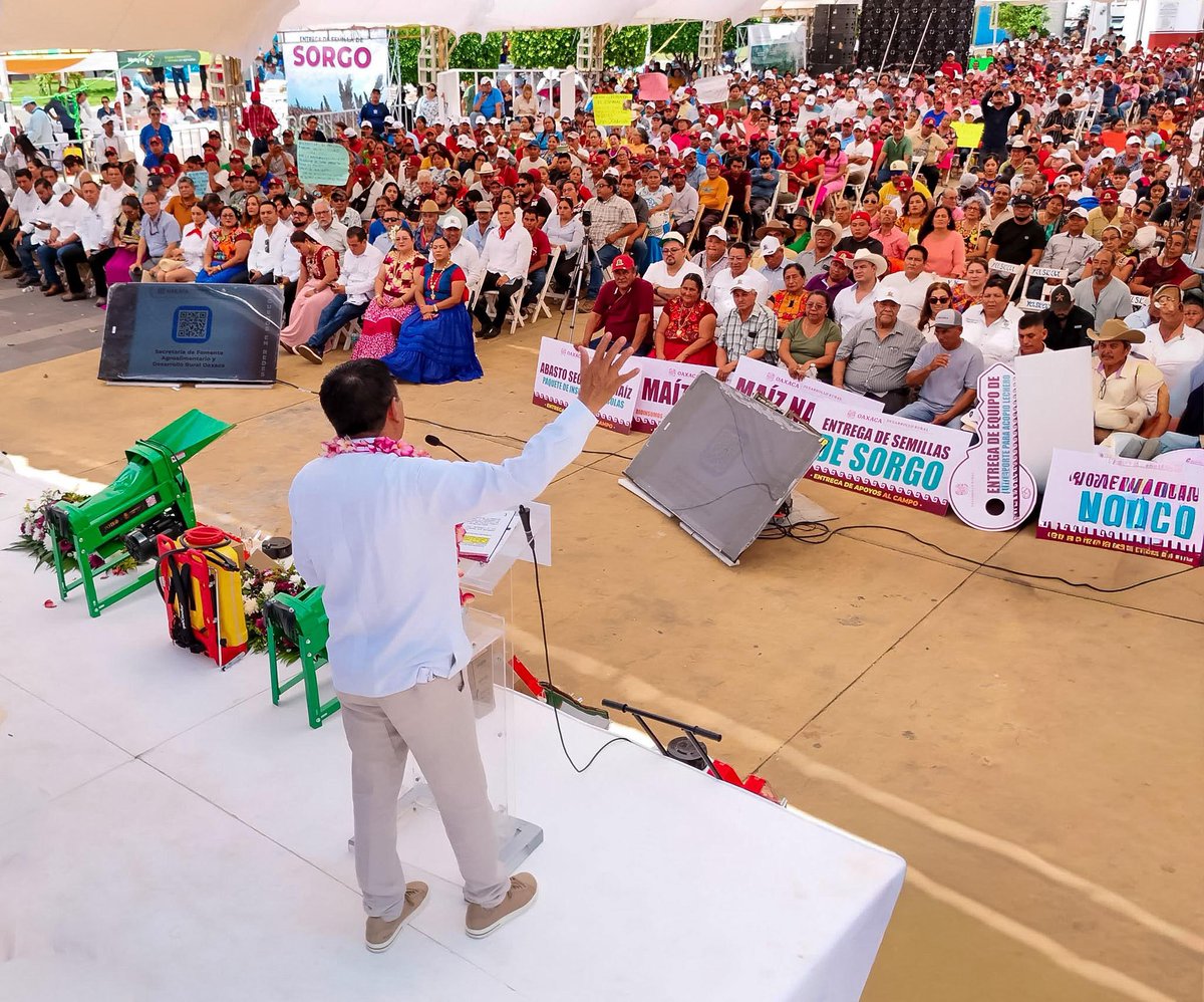 salomonj's tweet photo. El campo florece cuando trabajamos junto a nuestras productoras y productores. 🌽

En Asunción #Ixtaltepec entregamos:
🌽 Beneficios de los programas Abasto Seguro de Maíz y Maíz Nativo
💲 Créditos con subsidio al interés
🌱 Semillas de sorgo
🐄 Equipo de transporte para acopio lechero
🦐 Postlarvas de camarón para fortalecer la producción acuícola

Desde territorio continuaremos sumando esfuerzos para avanzar hacia la autosuficiencia alimentaria y transformar las comunidades del #Istmo.