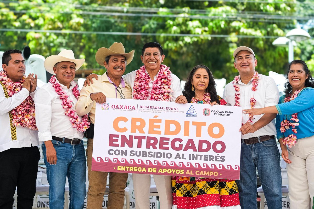 salomonj's tweet photo. El campo florece cuando trabajamos junto a nuestras productoras y productores. 🌽

En Asunción #Ixtaltepec entregamos:
🌽 Beneficios de los programas Abasto Seguro de Maíz y Maíz Nativo
💲 Créditos con subsidio al interés
🌱 Semillas de sorgo
🐄 Equipo de transporte para acopio lechero
🦐 Postlarvas de camarón para fortalecer la producción acuícola

Desde territorio continuaremos sumando esfuerzos para avanzar hacia la autosuficiencia alimentaria y transformar las comunidades del #Istmo.