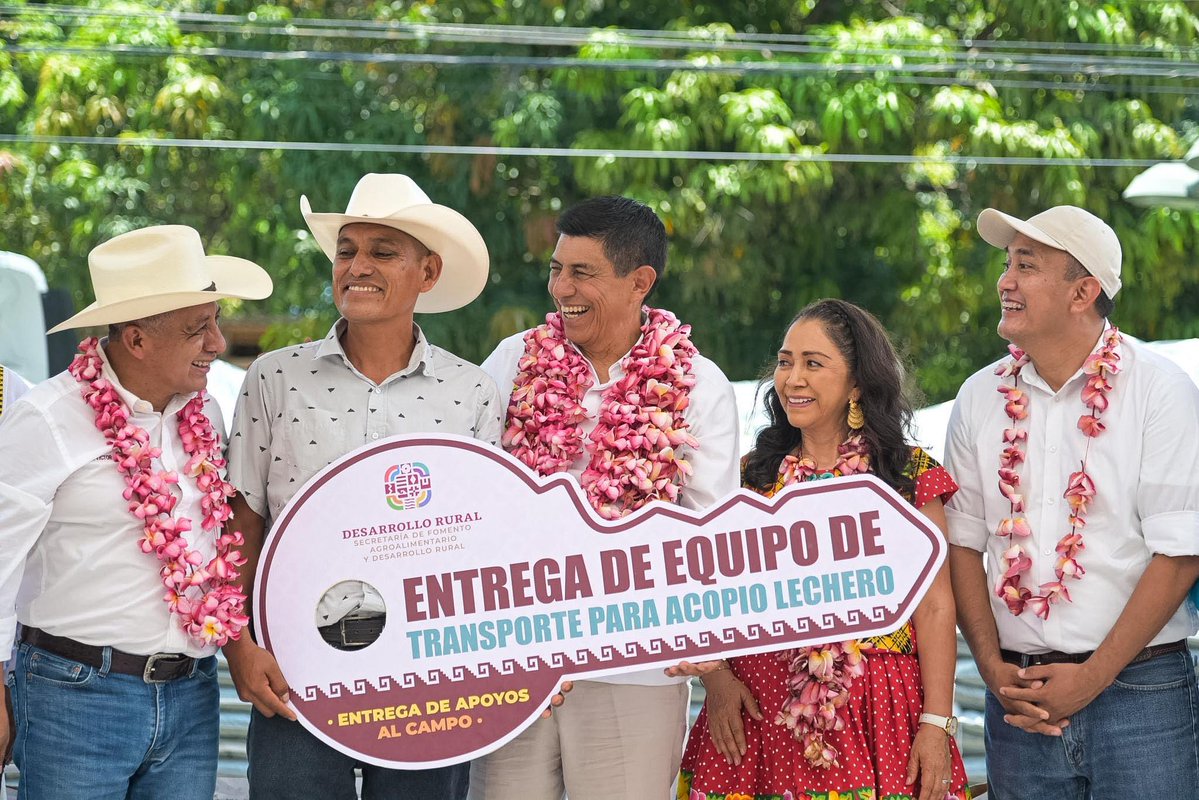 salomonj's tweet photo. El campo florece cuando trabajamos junto a nuestras productoras y productores. 🌽

En Asunción #Ixtaltepec entregamos:
🌽 Beneficios de los programas Abasto Seguro de Maíz y Maíz Nativo
💲 Créditos con subsidio al interés
🌱 Semillas de sorgo
🐄 Equipo de transporte para acopio lechero
🦐 Postlarvas de camarón para fortalecer la producción acuícola

Desde territorio continuaremos sumando esfuerzos para avanzar hacia la autosuficiencia alimentaria y transformar las comunidades del #Istmo.