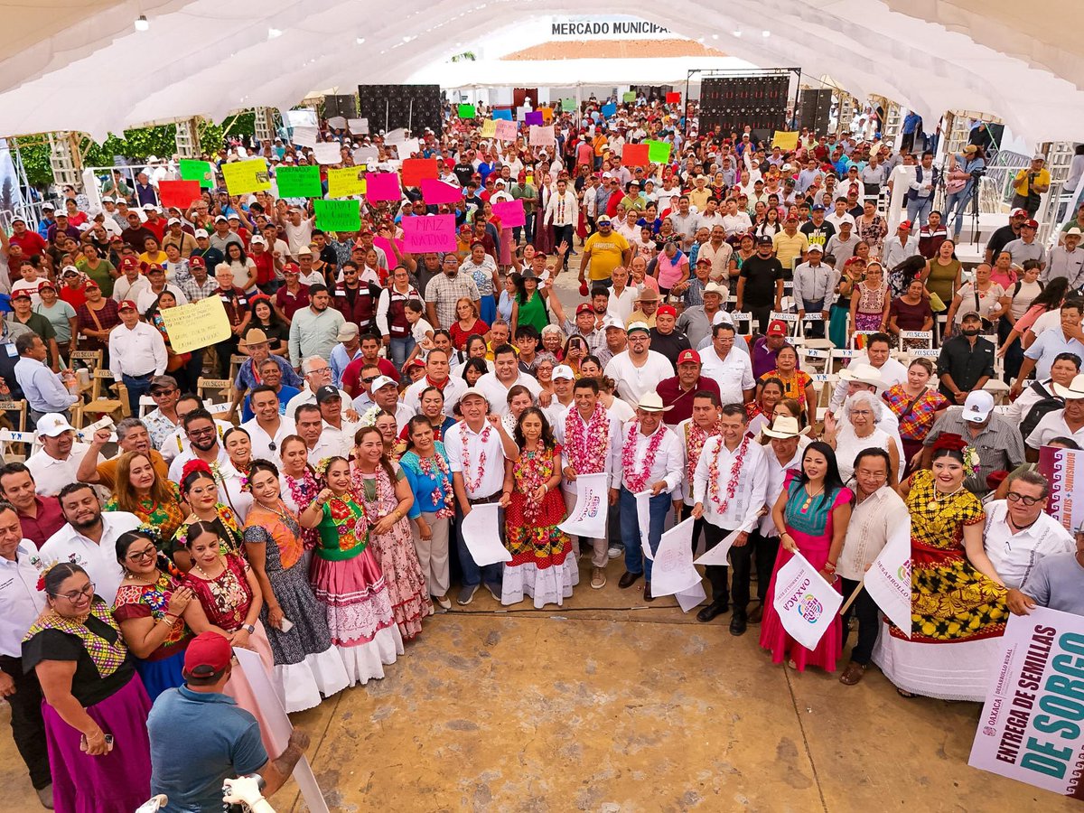 salomonj's tweet photo. El campo florece cuando trabajamos junto a nuestras productoras y productores. 🌽

En Asunción #Ixtaltepec entregamos:
🌽 Beneficios de los programas Abasto Seguro de Maíz y Maíz Nativo
💲 Créditos con subsidio al interés
🌱 Semillas de sorgo
🐄 Equipo de transporte para acopio lechero
🦐 Postlarvas de camarón para fortalecer la producción acuícola

Desde territorio continuaremos sumando esfuerzos para avanzar hacia la autosuficiencia alimentaria y transformar las comunidades del #Istmo.