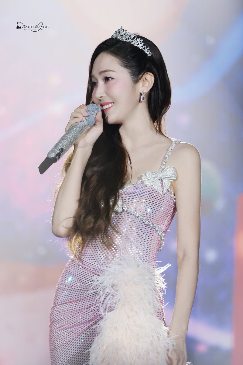 taeresnosliramu's tweet photo. jessica beautiful pictures from #JessicaReflectionsinBKK [1] 

© DiamondJess_0418 https://t.co/CBu4C7C05X