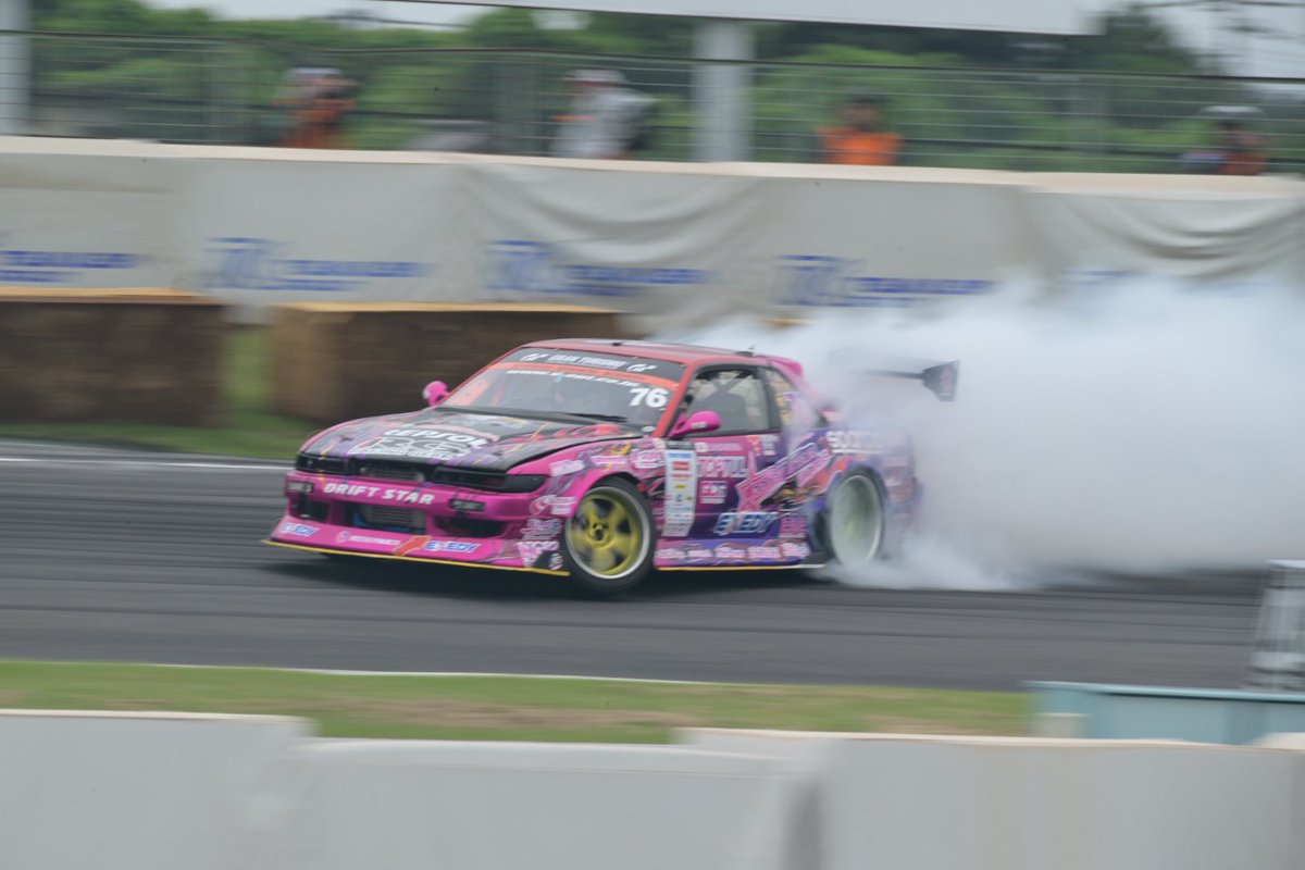 nao7191's tweet photo. 2026.6.27
#D1GP2026 Round3
#筑波サーキット
DRIFT STAR
#三宝愛久奈 さん
アメリカンなコスにリボンが可愛い🥰
畑中選手、中村選手共に追走進出するも惜しくも敗退😭
今日、リベンジして欲しいです‼️
#DRIFTSTAR
#あぐにゃん
#ドリフト
#D1
#追走 https://t.co/V5RGL5fzjC