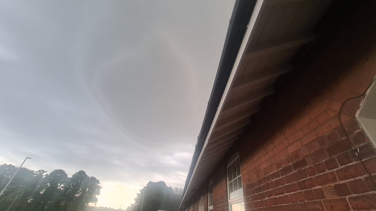 Ef5vortex's tweet photo. Impressive cloud formation over Beverley. Few loud rumbles in the distance. Never seen anything like it before #ukweather https://t.co/8LBPioIpg0