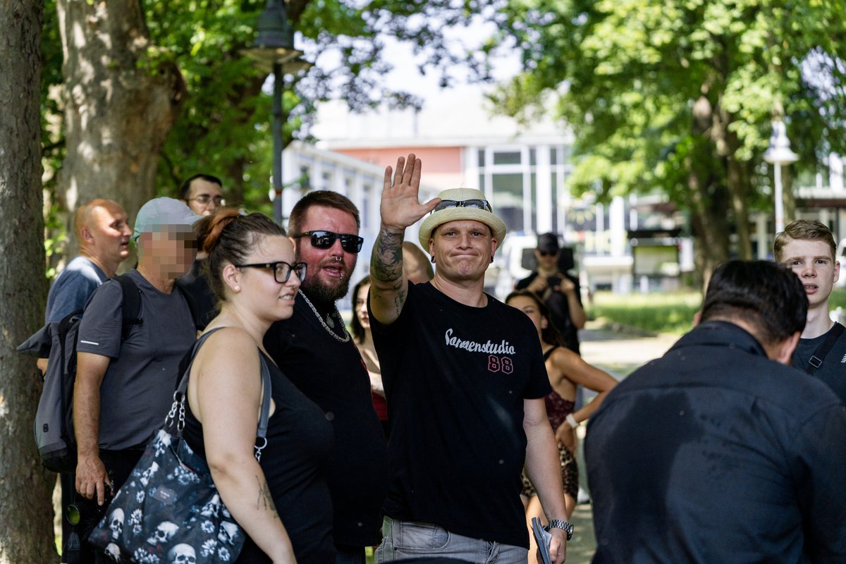 foto_kemp's tweet photo. Etwa 70 TN bei #neonazis|tischer Versammlung gegen den #CSD in #Sangerhausen #SachsenAnhalt am 27.06.2026.
Organisiert wurde die Versammlung von #DieHeimat. Redebeiträge kamen u.a. von Sven Skoda und Patrick Weber.
#sgh2706
Alle Fotos: https://t.co/KgV8LAnFEj https://t.co/wkcZAYMvy6
