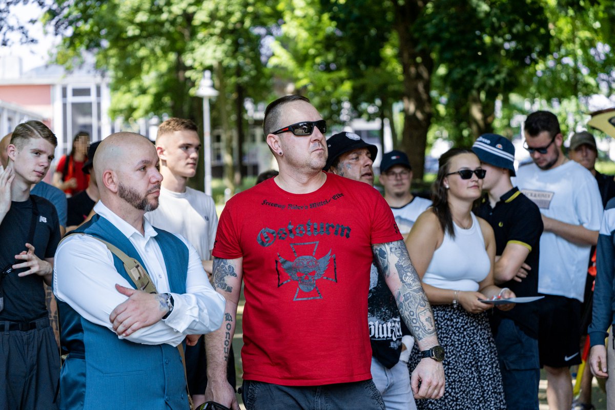 foto_kemp's tweet photo. Etwa 70 TN bei #neonazis|tischer Versammlung gegen den #CSD in #Sangerhausen #SachsenAnhalt am 27.06.2026.
Organisiert wurde die Versammlung von #DieHeimat. Redebeiträge kamen u.a. von Sven Skoda und Patrick Weber.
#sgh2706
Alle Fotos: https://t.co/KgV8LAnFEj https://t.co/wkcZAYMvy6