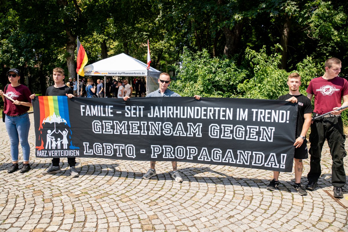 foto_kemp's tweet photo. Etwa 70 TN bei #neonazis|tischer Versammlung gegen den #CSD in #Sangerhausen #SachsenAnhalt am 27.06.2026.
Organisiert wurde die Versammlung von #DieHeimat. Redebeiträge kamen u.a. von Sven Skoda und Patrick Weber.
#sgh2706
Alle Fotos: https://t.co/KgV8LAnFEj https://t.co/wkcZAYMvy6