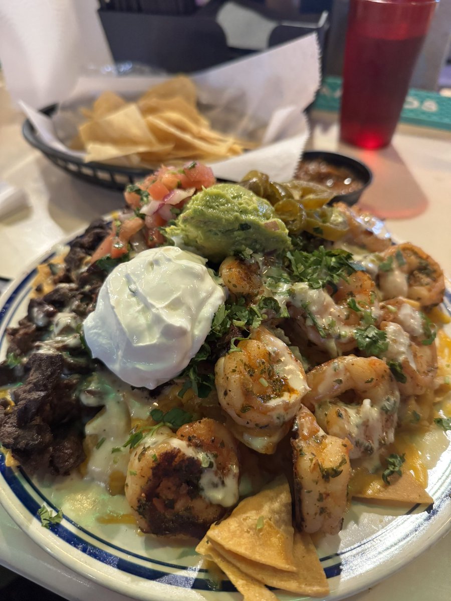 midori_tomoya's tweet photo. アメリカ・ヒューストンで有名な 
Doña Leti’s に行ってきたぜ〜!! 🇺🇸🇲🇽

エビとステーキがたっぷり入った
ナチョスを注文😋✨

これで約4,500円！
味もボリュームも100点満点💯

メキシコ料理マジでうますぎる🤤🔥 https://t.co/fA9ntR6lIv