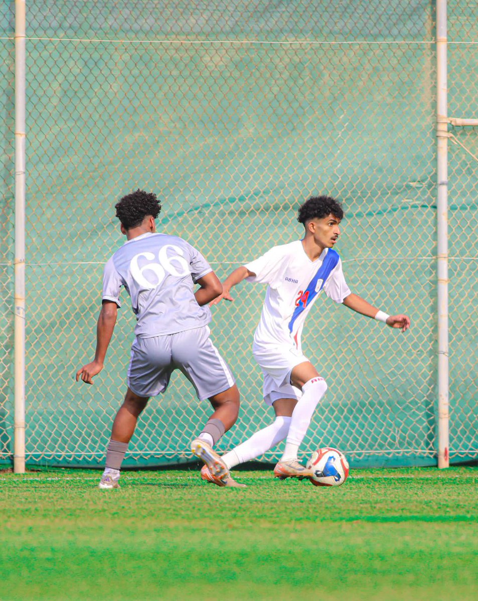 Mm14ddd's tweet photo. @abhaFC ⚽️
إلى إدارة نادي أبها ؛
 أضع بين أيديكم احد المواهب : مهند طالبي (مواليد 2006) ، كاستثمار فني واعد.📈

لاعب يمتلك مرونة تكتيكية استثنائية، حيث برز كركيزة أساسية وأجاد في 5 مراكز مختلفة : ظهير أيمن، ظهير أيسر، طرف أيمن، طرف أيسر، ومحور 🛡️. 

حصيلة 5 سنوات من العطاء .. https://t.co/abgJ11SBQl