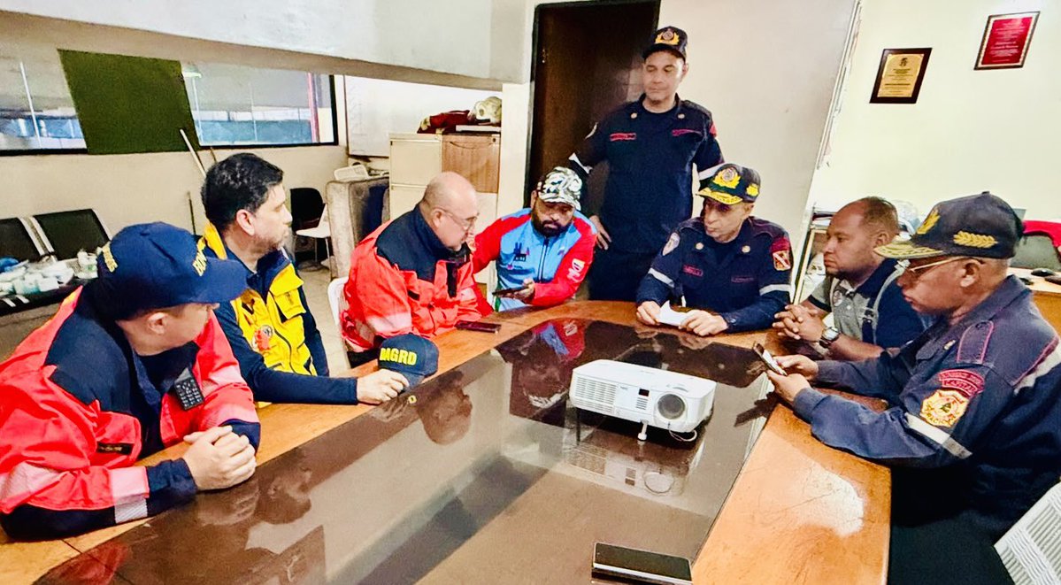 DAGRDMedellin's tweet photo. Nuestro equipo de Bomberos Medellín, recibe instrucciones en el Comando de Bomberos Caracas.
Allí se avanza en coordinación con las autoridades venezolanas para definir nuestro despliegue operativo. @AlcaldiadeMed @FicoGutierrez https://t.co/aWtONosav7