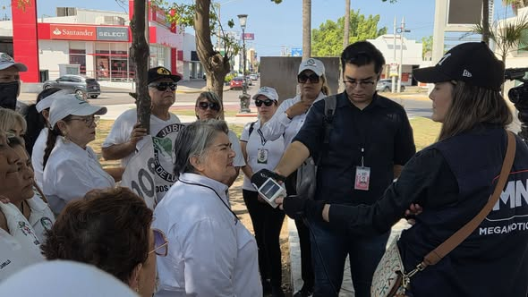 GARCIPAVON's tweet photo. ¡JUBILADOS DICEN "YA BASTA" Y EXIGEN QUE LES ¡REGRESEN EL DINERO DE SU AFORE!
LOS MOCHIS. - Con pancartas y mucha molestia, un grupo de jubilados Pie de Lucha del IMSS salieron a manifestarse en Los Mochis para exigir que les entreguen los recursos que, aseguran, les pertenecen y que fueron acumulando durante años de trabajo.
Los inconformes señalaron que ese dinero corresponde a la subcuenta de cesantía y vejez, y afirman que nunca debió quedarse retenido cuando llegaron a la edad de retiro.
Mientras realizan las protestas, mantienen la esperanza de que la Suprema Corte de Justicia de la Nación resuelva a favor de los trabajadores, ya que actualmente analiza varios casos relacionados con la devolución de esos recursos.
Los manifestantes advirtieron que no dejarán de alzar la voz hasta obtener una respuesta y aseguran que miles de jubilados en todo México están en la misma situación, esperando recuperar un dinero que consideran suyo.
✍️  El Editor MZT Informativo
#LosMochis #Jubilados #Afore #IMSS #ElEditorMZTInformativo