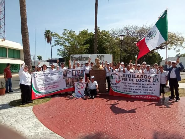 GARCIPAVON's tweet photo. ¡JUBILADOS DICEN "YA BASTA" Y EXIGEN QUE LES ¡REGRESEN EL DINERO DE SU AFORE!
LOS MOCHIS. - Con pancartas y mucha molestia, un grupo de jubilados Pie de Lucha del IMSS salieron a manifestarse en Los Mochis para exigir que les entreguen los recursos que, aseguran, les pertenecen y que fueron acumulando durante años de trabajo.
Los inconformes señalaron que ese dinero corresponde a la subcuenta de cesantía y vejez, y afirman que nunca debió quedarse retenido cuando llegaron a la edad de retiro.
Mientras realizan las protestas, mantienen la esperanza de que la Suprema Corte de Justicia de la Nación resuelva a favor de los trabajadores, ya que actualmente analiza varios casos relacionados con la devolución de esos recursos.
Los manifestantes advirtieron que no dejarán de alzar la voz hasta obtener una respuesta y aseguran que miles de jubilados en todo México están en la misma situación, esperando recuperar un dinero que consideran suyo.
✍️  El Editor MZT Informativo
#LosMochis #Jubilados #Afore #IMSS #ElEditorMZTInformativo