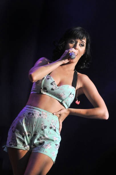 portalkatyperry's tweet photo. O look que Katy Perry usaria no Wertcher Festival hoje, seria o mesmo que ela usou na passagem da Hello Katy Tour no mesmo festival em 2009. 😢 https://t.co/2dJzV1odJR
