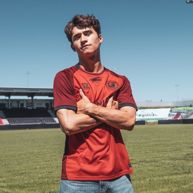 _BeFootball's tweet photo. 🚨 LE GROENLAND TIENT SON PREMIER FOOTBALLEUR PROFESSIONNEL ! 🤩🇬🇱

À 22 ans, Nemo Thomsen est entré dans l’histoire en signant un contrat de 4 ans avec le FC Fredericia, au Danemark.

L’attaquant devient le premier joueur masculin groenlandais à décrocher un contrat professionnel à temps plein.

(@lequipe)