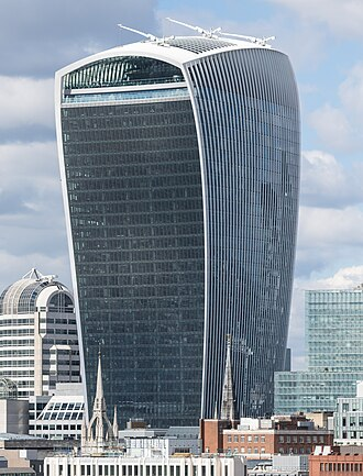 VaeVix's tweet photo. Alors #VaeEnglish d'opportunité un immeuble à Londres a du être modifié. Il est surnommé "the walkie talkie" à cause de sa forme concave.
Léger inconvénient : il fonctionnait comme un four solaire et a fondu une Jaguar de l'autre coté de la rue. Ils ont du rajouter des volets, l'architecte avait raté ce "détail".
