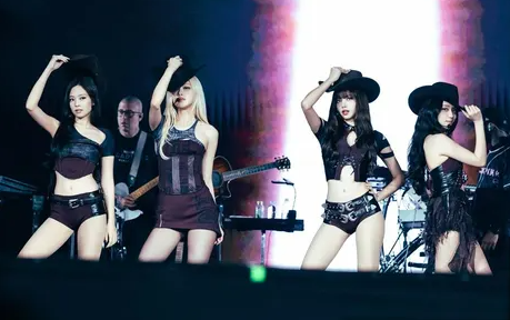 AboutMusicYT's tweet photo. One year ago today, BLACKPINK kicked off the Deadline World tour. https://t.co/kMGdT4YU2g