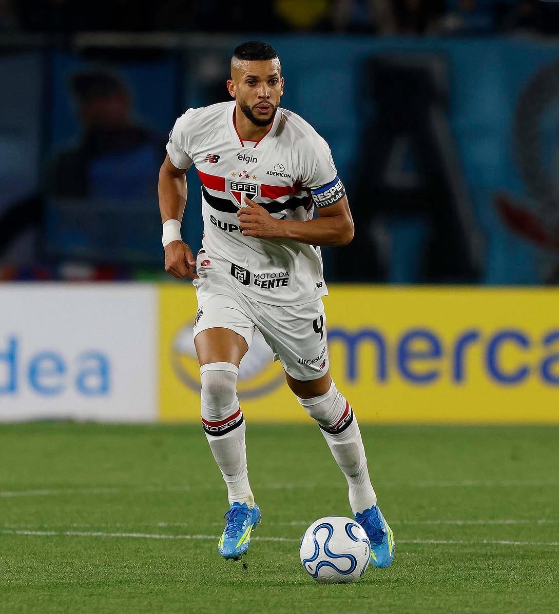 spfcinfoss's tweet photo. Após deixar o São Paulo por sofrer ameaças de alguns torcedores, o zagueiro Matheus Dória é o novo jogador do Batman Petrolspor, atual campeão da segunda divisão turca. https://t.co/Q7m6Z4sozO