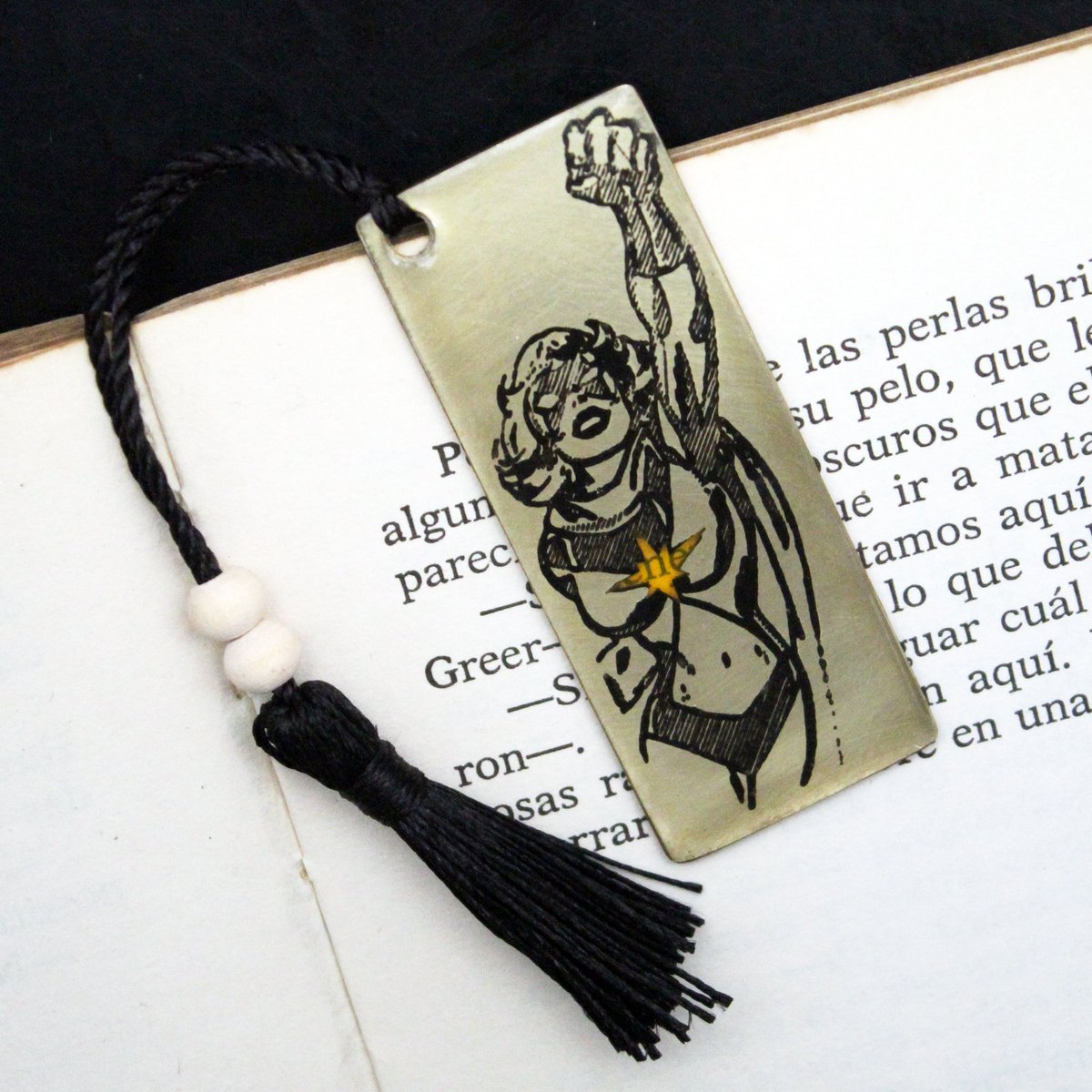 Plataica's tweet photo. Más alto, más lejos, más rápido! 💫 Vuela por las páginas con el poder cósmico

#Marcapáginas de latón #CapitanaMarvel 🦸‍♀️, para verdaderas heroínas

👉 https://t.co/jmdw7dUD6p

#Avengers #marvel #CarolDanvers #geekjewelry #joyeríaartesanal #latón #hechoamano #envíogratis https://t.co/BquGxQIywH
