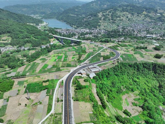 HarmlessHQ's tweet photo. China built 16,000km rural roads across China with just $12 billion, within 4 months.

Meanwhile, in Nigeria, President Tinubu is spending $11 billion to build 750km road since 2024.

Now, I understand why Peter Obi kicked against that project. It's no longer making sense. https://t.co/eop5YRYpqh