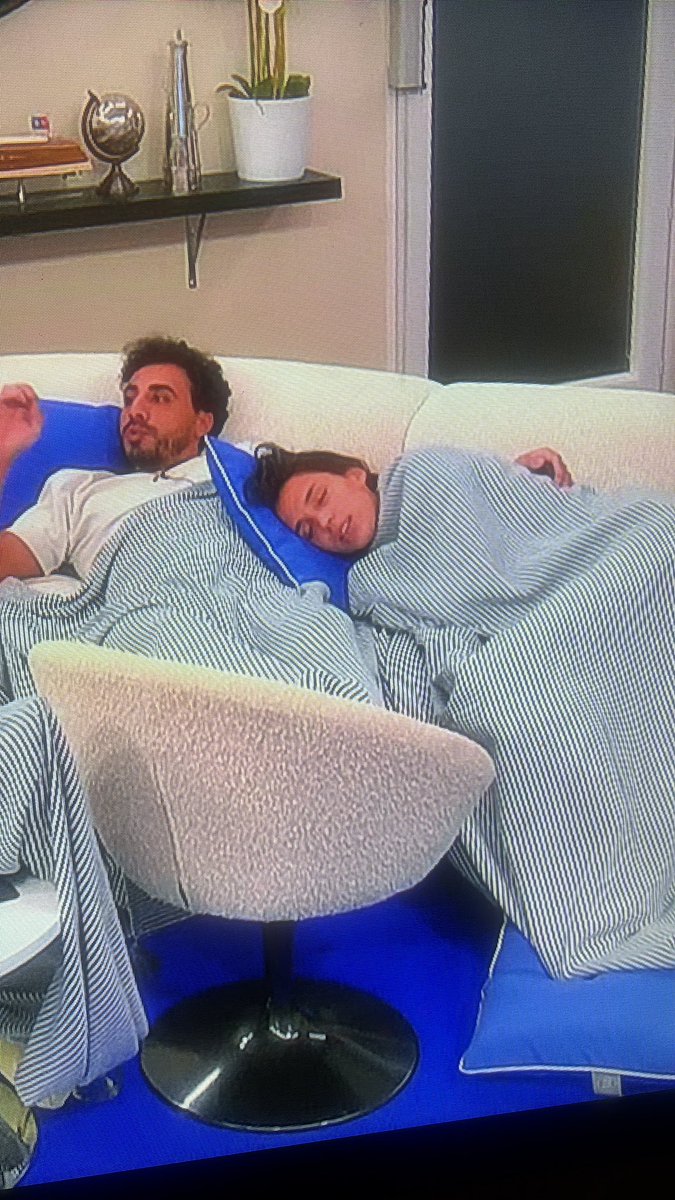 Jrmy230's tweet photo. Leonie et Azad on vous voit hein 👀 #SecretStory https://t.co/zukakCoIAT