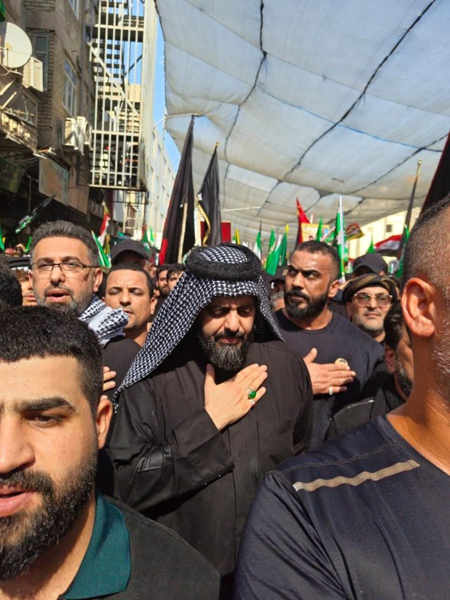 DyAlsa99298's tweet photo. يداً على الصدر تعبيراً عن الحزن والولاء وعيوناً تنظر بملء الثقة نحو طريق الحق هكذا تجسد هذه الحشود أسمى معاني الوفاء والتضحية في مواقف مشرفة سيكتبها التاريخ بمداد من نور🙏🏴
#الحسين_نهجنا https://t.co/PeuRmfiPWQ