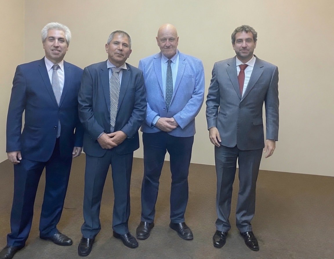 FernandoBelaun3's tweet photo. Ayer tuve el enorme privilegio de compartir unas horas con gigantes del ajedrez como el erudito Leontxo García @leontxogarcia y el virtuoso Julio Granda @GMJulioGranda. ¡Una velada inolvidable! https://t.co/XG8bV2Jx7o