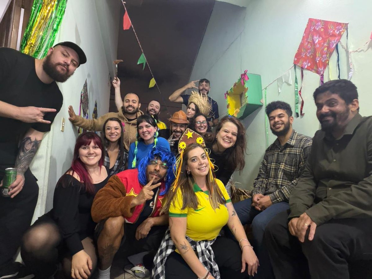 gilfmino's tweet photo. Sempre que perguntam o porque não me mudo para um apartamento, mostro uma foto de alguma festinha que dei em casa

É mais pesado? Pra caraio
Mas faço questão de ter espaço para receber qm gosto sem se preocupar c horário ou vizinho chato

E é nessas que sai uma copa junina https://t.co/3CyBf2Bokj