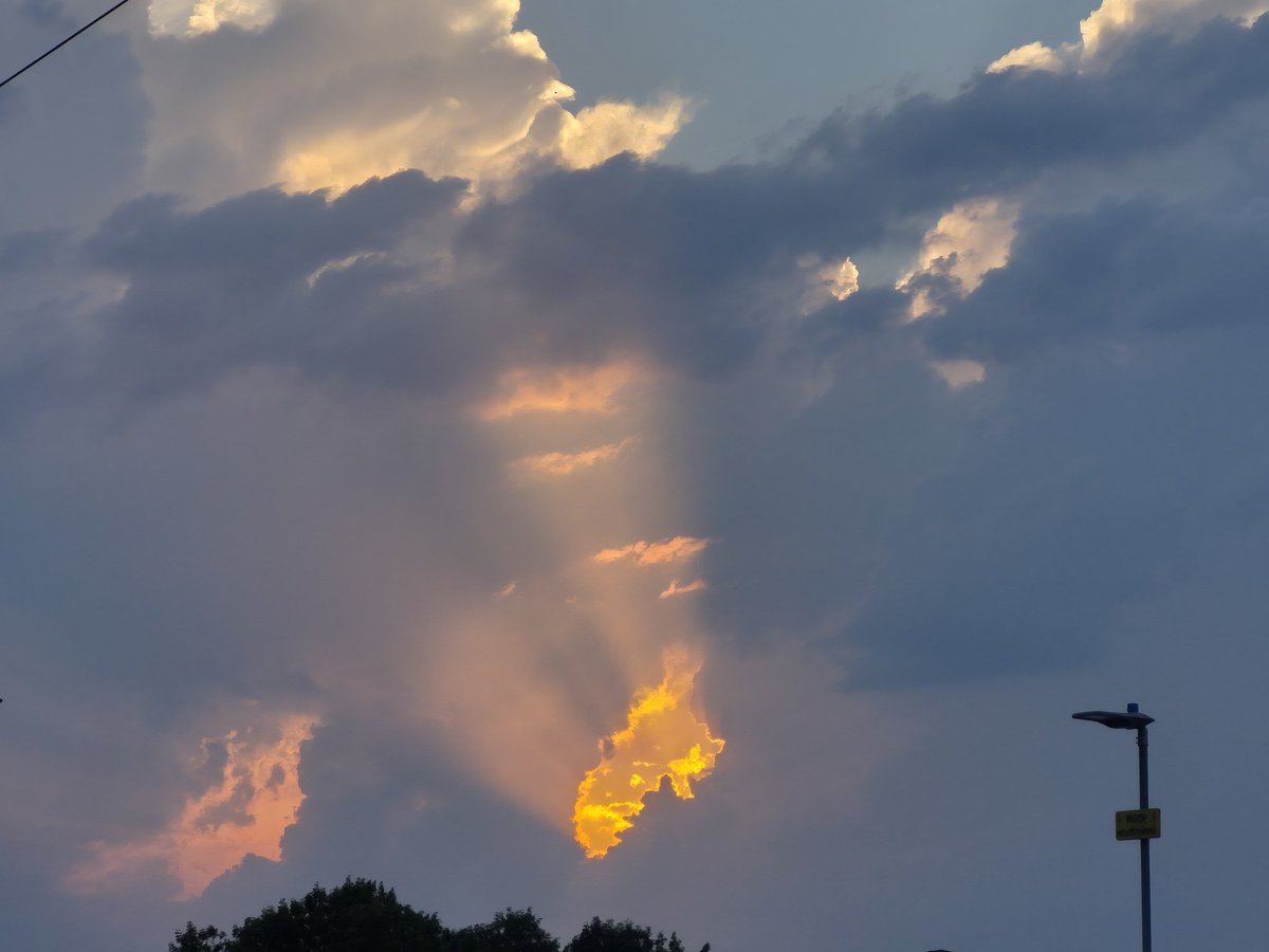abstermuis's tweet photo. #codegeel #codeoranje #coderood
#wolken 
De #lucht stond hier in #brand
Net echte vlammen..
Zelfs met telefooncamera best gelukt. https://t.co/idAE4LGOw9