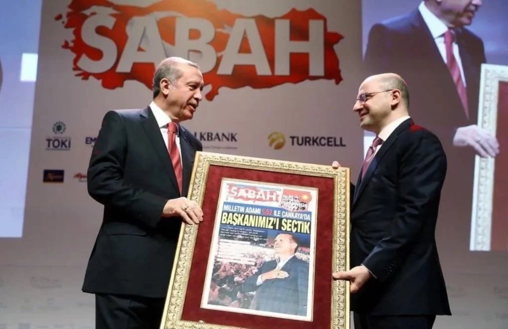 mustafa_akar_'s tweet photo. Turkuvaz medya ve Serhat Albayrak’a atılabilecek en son iftira bu iki gündür dönen saçmalıklar olabilirdi sanırım. Sanki bir yerlerden düğmeye basılmış gibi davranıyorlar. 
15 Temmuz’dan bu yana TV’sinden gazetesine, dergisinden dijitaline asla bir adım bile geri adım atmadı Fetö’ye karşı Turkuvaz medya. 
Dağıtım meselesi de çok basit bir konu. Ülkedeki tek dağıtımcı, diğer tüm yayınlar gibi Sözcü de teknik bir ilişki biçimiyle veriyor ücretini dağıttırıyor gazetesini. Buna takılıp, buradan politika üretmek ancak eblehlerin işi. Liberalizmi herkeste hoş görüp, şeriatı Turkuvaz’dan bekliyorlar. Gerçekten planlı bir iş.