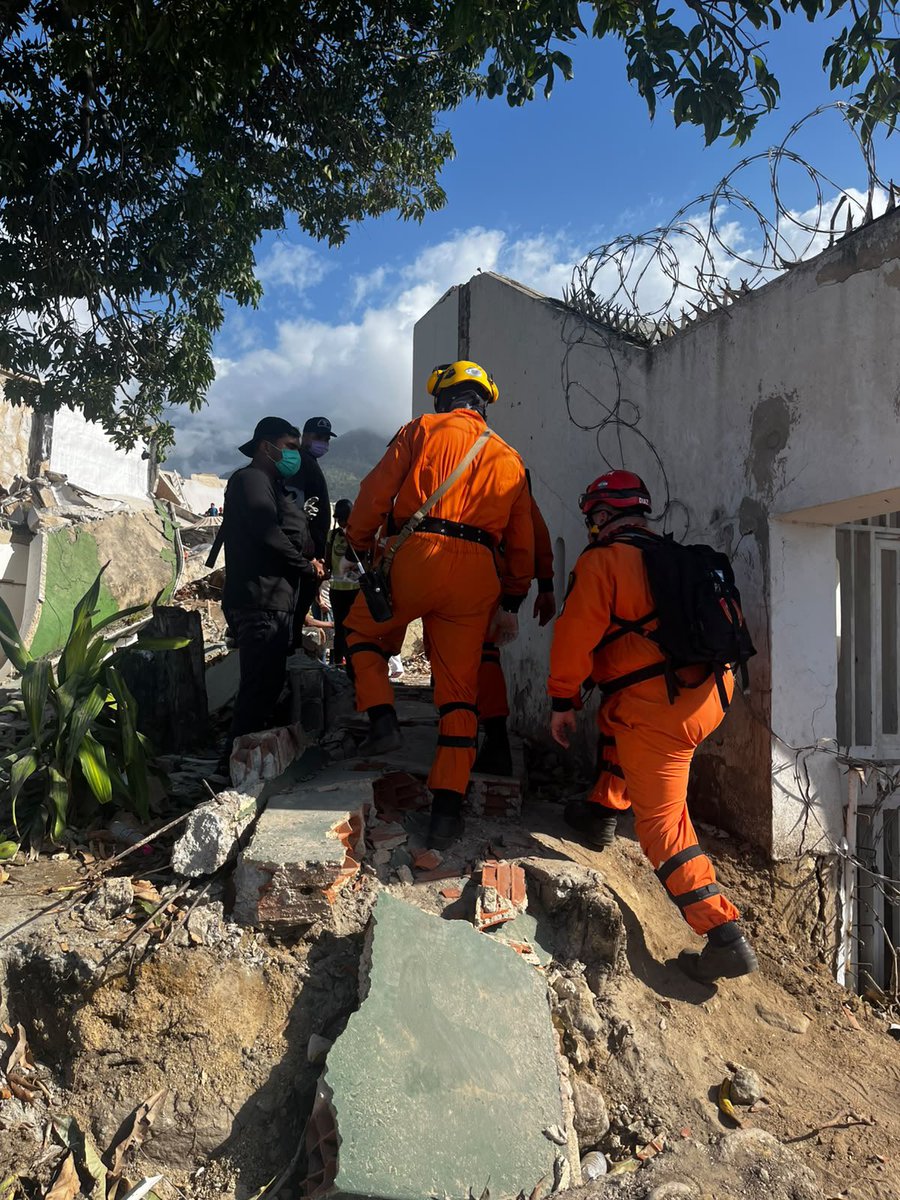 MinSeguridad_Ar's tweet photo. Las brigadas USAR ARG12 de la PFA y USAR ARG13 PUMA ya trabajan en tareas de búsqueda y rescate en las zonas afectadas por los terremotos en Venezuela.

Con entrenamiento bajo los más altos estándares internacionales, avanzan entre los escombros para encontrar sobrevivientes.

Este es el trabajo de las brigadas coordinadas por la @AFE_arg, dependiente del Ministerio de Seguridad Nacional, para ayudar al pueblo venezolano.