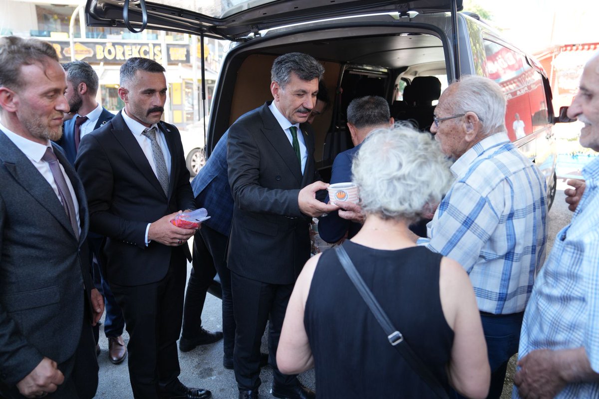 IttifakPartisi's tweet photo. Genel Başkanımız Sayın Ferhat Yılmaz, Genel Başkan Yardımcılarımız Sayın Metin Dinçer, Sayın Erkan Aydın, Sayın Arslan Çevik, Sayın Ümit Gürkal Egemen, Sayın Müslüm Bazkır, Sayın Hüseyin Emir Ay, Gençlik Kolları Başkanımız Sayın Yaşar Mete, MYK Üyelerimiz Sayın Cem Onur Dağıdır ve Sayın Hikmet Öztürk, Samsun İl Başkanımız Sayın Ertan Pısıl, Disiplin Kurulu Üyemiz Sayın Nezih Özdemir, İstanbul İl Başkanımız Sayın Yetkin Uzuner ile İl Yönetimimizin katılımıyla, İstanbul programı kapsamında Tuzla'da düzenlenen aşure dağıtımı etkinliğine katıldı.

Tuzla İlçe Başkanımız Sayın Emrah Kocaman tarafından Muharrem ayı vesilesiyle düzenlenen aşure dağıtımı etkinliğinde vatandaşlarımızla bir araya gelen Genel Başkanımız Sayın Ferhat Yılmaz, paylaşmanın, dayanışmanın ve kardeşliğin simgesi olan aşure geleneğinin toplumsal birlik ve beraberliğimizi güçlendiren önemli bir değer olduğunu ifade etti.

Program boyunca vatandaşlarımızla sohbet eden ve aşure ikramında bulunan Genel Başkanımız ile beraberindeki heyet, ilçe sakinlerinin yoğun ilgisi ve samimi tavırlarıyla karşılaştı.

Etkinliği organize eden ve ev sahipliği yapan Tuzla İlçe Başkanımız Sayın Emrah Kocaman'a ve katılım sağlayan tüm vatandaşlarımıza teşekkür ediyor, birlik ve beraberliğimizin daim olmasını temenni ediyoruz.