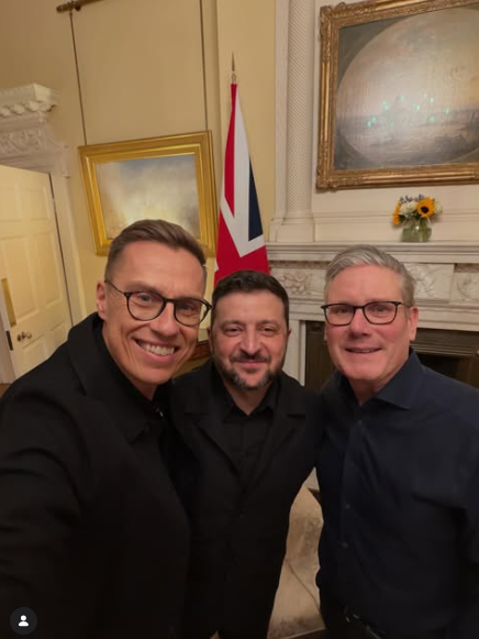 pictureladyjan's tweet photo. Remember this photo Keir Starmer took with President Zelenskyy and President Alex Stubb of Finland? 
Starmer and Stubb both wore black, in solidarity.
I will never forgive Labour MPs for what they have done, or the media hacks who helped foment the panic.
This was a coup. https://t.co/wlDDyAW1H4
