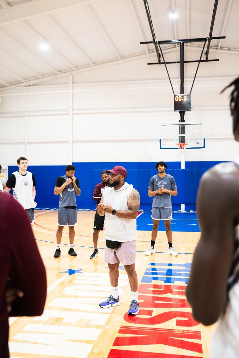 BBall_Movement's tweet photo. We were honored to host Coach @CuonzoMartin and @MoStateMBB! Always good to rally the troops and get some elite work in 🤝🐻🏀 https://t.co/0GEoeL2tWe