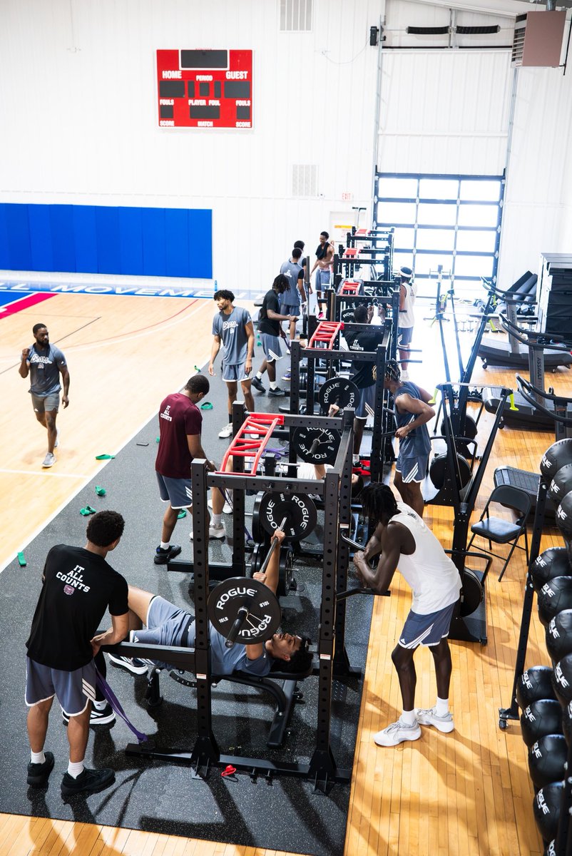 BBall_Movement's tweet photo. We were honored to host Coach @CuonzoMartin and @MoStateMBB! Always good to rally the troops and get some elite work in 🤝🐻🏀 https://t.co/0GEoeL2tWe