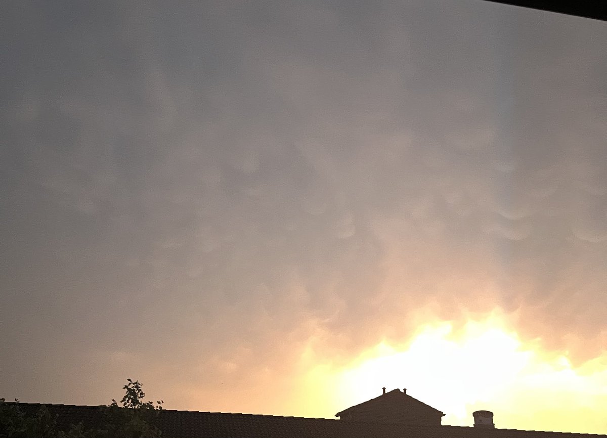mernasplace's tweet photo. Onweer en t waait balkon is nu lekker toeven https://t.co/rHVNjlT4RK