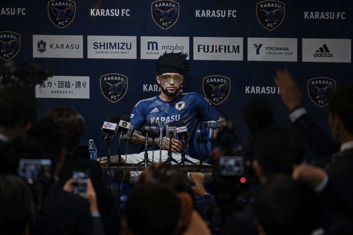 xKarasuFC's tweet photo. 🐦 𝗣𝗥𝗘𝗦𝗘𝗡𝗧𝗔𝗖𝗜𝗢́𝗡 | Sebas 🇪🇸

Uno de los fundadores de Karasu FC y el cerebro del equipo. Maestro del juego, visión de élite y liderazgo dentro y fuera del campo. Cuando el partido se complica, él marca el camino.

"No juego para destacar. Juego para hacer historia." https://t.co/RQeY3Ehe33