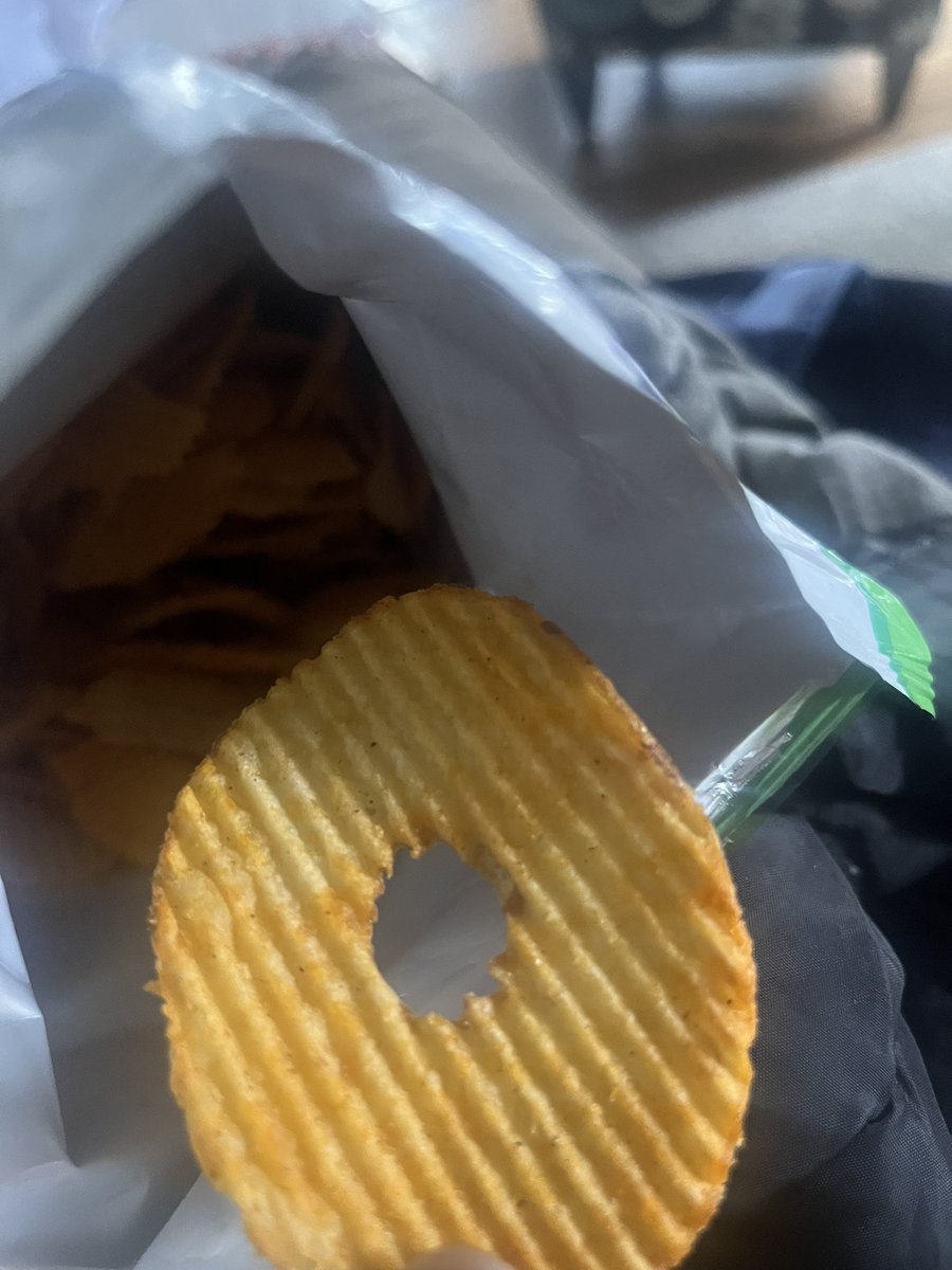 proflase's tweet photo. Dey put a Glory hole in my chip wdf https://t.co/29mCAQLGzM