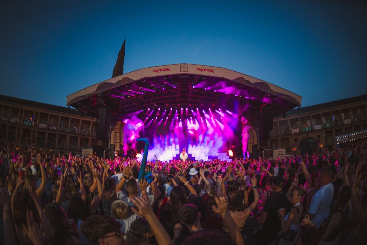 Welcome2Yorks's tweet photo. Halifax's own Ellie Sax brought Ibiza-inspired anthems to The Piece Hall, with club classics, live saxophone and DJ sets from Sigma, Patrick and Taylor Shipley: https://t.co/EjkODW8Dav A huge summer party in the historic courtyard. https://t.co/GzGPDLMXBN