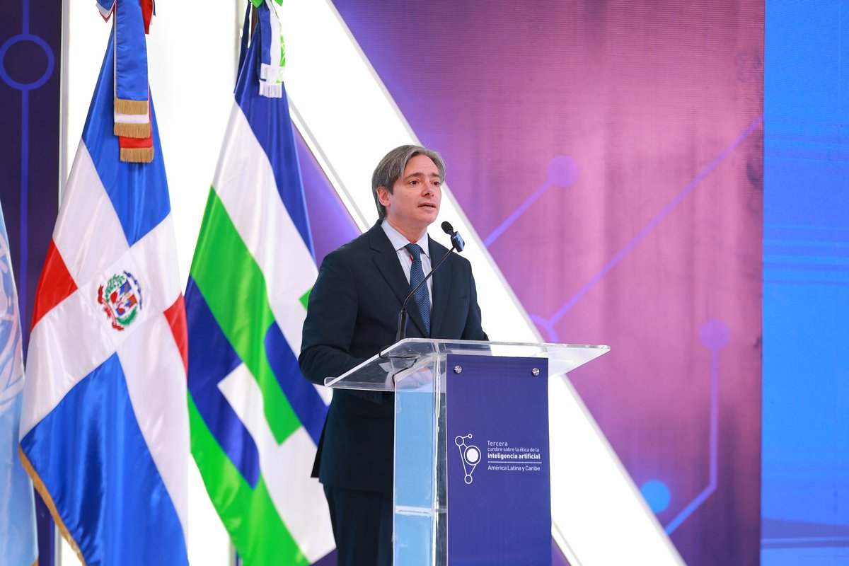 AgendaCAF's tweet photo. CAF participó en la Tercera Cumbre Ministerial y de Altas Autoridades sobre la Ética de la Inteligencia Artificial en América Latina y el Caribe, organizada junto con la @UNESCO_es y la Oficina Gubernamental de Tecnologías de la Información y Comunicación (@OGTICRDO) de 🇩🇴 República Dominicana.

El encuentro reunió a autoridades de más de 20 países para avanzar en una agenda regional sobre gobernanza, infraestructura, regulación y el desarrollo de una inteligencia artificial ética y al servicio de las personas.

"Este trabajo viene desde 2023, en una alianza estratégica con la UNESCO y con todos los países de América Latina y el Caribe. Primero impulsamos un grupo de trabajo sobre la ética de la inteligencia artificial; después generamos una hoja de ruta y hoy, en el marco de esta tercera cumbre, estamos pensando cómo llevar esos frutos a la práctica para que la inteligencia artificial sea una herramienta al servicio del desarrollo sostenible y del bienestar de las personas", afirmó @chrisasinelli, vicepresidente corporativo de Programación Estratégica de CAF.