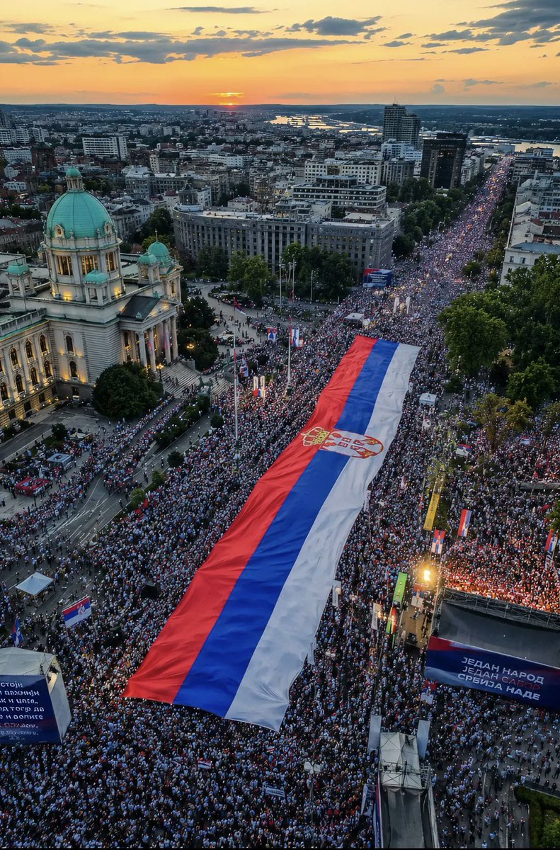 teabog83's tweet photo. Речи су сувишне! Један народ! Једна Србија! Данас Београд говори срцем! ❤️ 🇷🇸 💪 https://t.co/rurTFqcjNI