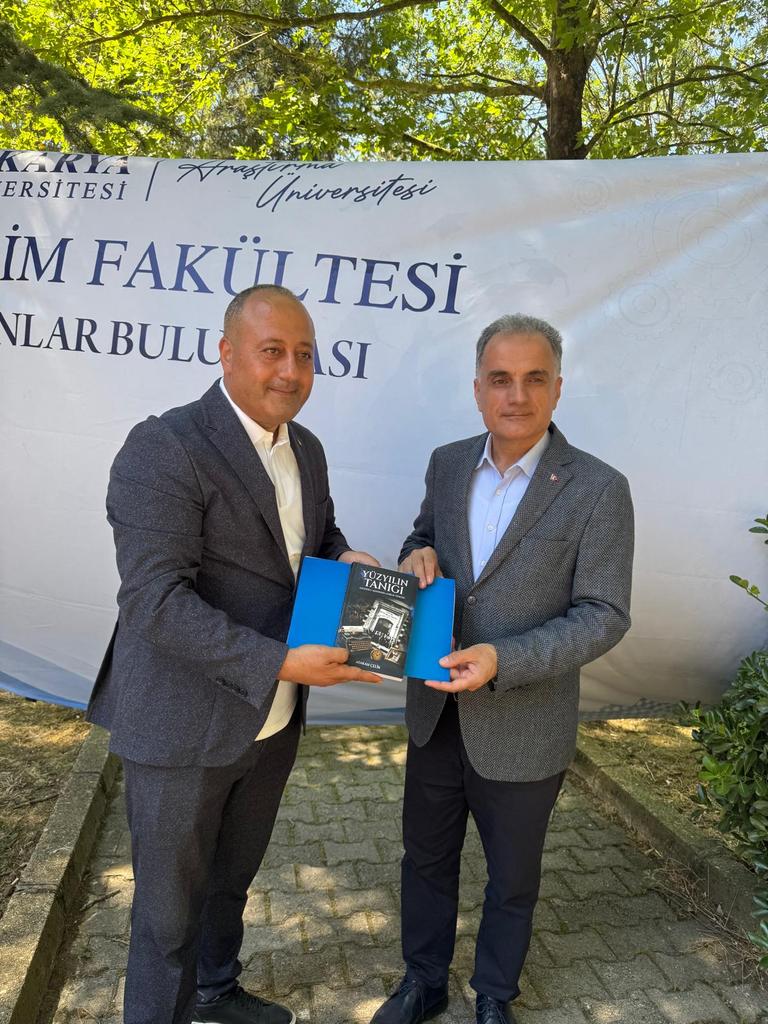 ProfDrHamzaAl's tweet photo. Mezun Buluşma Programımızda Basın İlan Kurumu Ankara Bölge Müdürü ve İletişim Fakültesi Danışma Kurulu Üyemiz Sayın Atakan Çelik ile de bir araya geldik.

Bu güzel buluşmada hediye ettikleri "Yüzyılın Tanığı - Anadolu Ajansının Asırlık Öyküsü" adlı kıymetli eser için kendisine teşekkür ediyorum.

Üniversitemize sunduğu değerli katkılarından dolayı şükranlarımı sunuyorum.