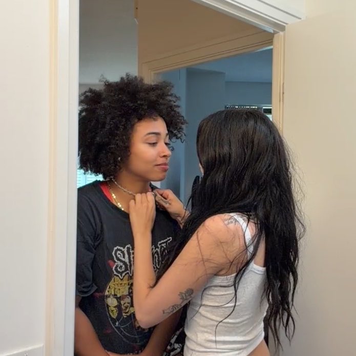 lindesplit's tweet photo. my lesbians oomfs are u okay ?? https://t.co/607fqdftRo