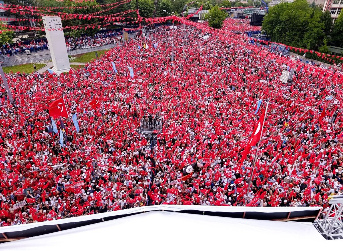 ridvanuz17's tweet photo. Ankara Tandoğan meydanı Türk bayrakları ile gelincik tarlası gibiydi. 

Emeğini yüreğini şehidini vatan toprağına bırakanlar bu gün şehidine bayrağına Cumhuriyetine sahip çıktı.

Ez cümle var olasın genel başkanım var olasın büyük Türk milleti 
#BayrakAçıyorum @MDervisogluTR #İYİParti